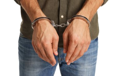 Beyaz arka planda metal kelepçeli adam, yakın plan.