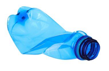 Kırışmış bir plastik şişe beyaza izole edilmiş.