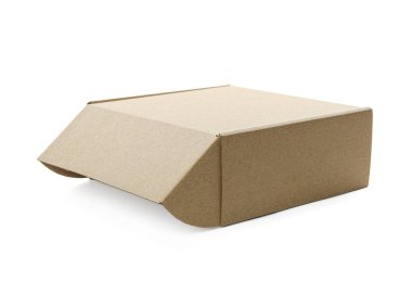 Beyaza izole edilmiş boş bir karton kutu. Tasarım için model