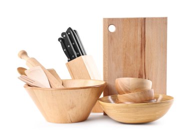 Beyaz üzerine izole edilmiş farklı mutfak aletleri.