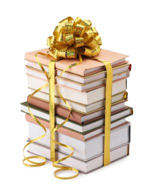 Altın yaylı kitap yığını beyaza izole edilmiş bir hediye olarak.