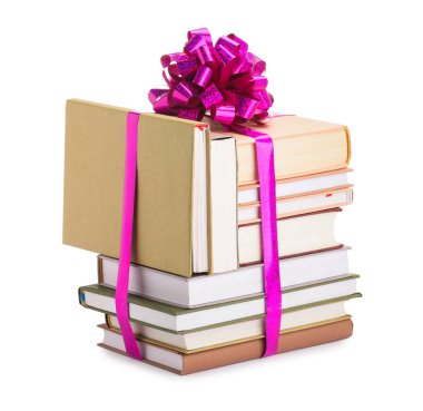 Mor yaylı kitap yığını beyaza izole edilmiş bir hediye olarak.