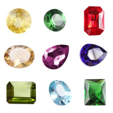 Beyaz zemin üzerinde birçok farklı parlak değerli taşlar, set