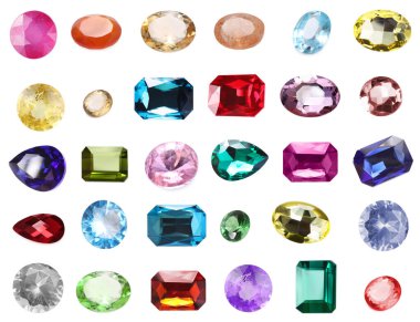 Beyaz zemin üzerinde birçok farklı parlak değerli taşlar, set