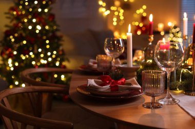 Noel için dekore edilmiş şölen masası. Bokeh etkisi