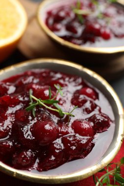 Lezzetli yaban mersini sosu tabakta kekik, yakın plan.