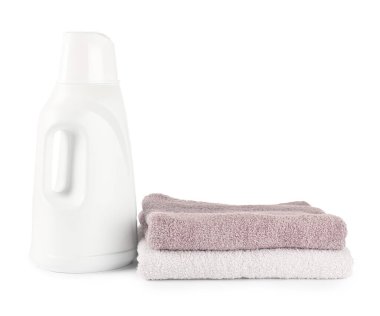 Çamaşır deterjanı şişesi ve beyaz üzerine izole edilmiş temiz havlular.