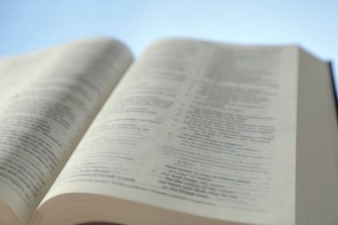 Açık mavi arkaplanda İngilizce İncil 'i aç, yakın plan