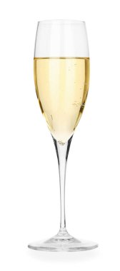 Beyaz üzerine izole edilmiş bardakta şampanya. Köpüklü şarap.