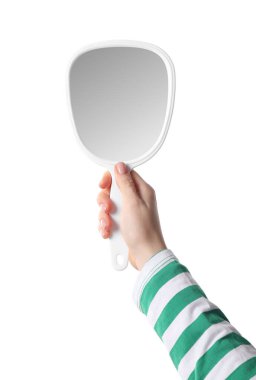 Beyaz arka planda küçük bir ayna tutan kadın, yakın plan.