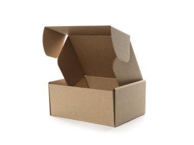 Beyazda izole edilmiş boş karton kutuyu aç. Tasarım için model