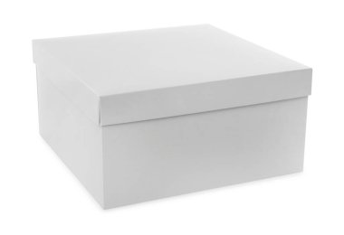 Beyaza izole edilmiş boş bir karton kutu. Tasarım için model