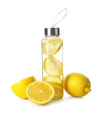 Şişe içindeki limon suyu ve beyaz üzerine izole edilmiş taze meyve.