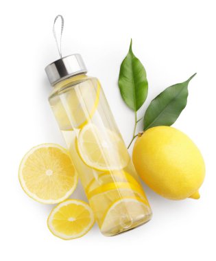 Şişe içinde limon suyu, taze meyve ve yapraklar beyaz, üst manzara