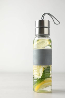 Beyaz ahşap masada naneli limon suyu.