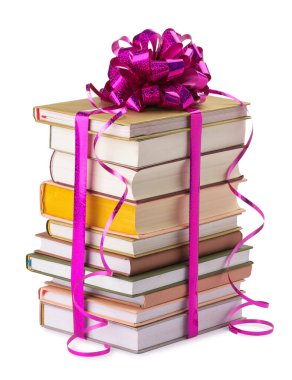 Mor yaylı kitap yığını beyaza izole edilmiş bir hediye olarak.