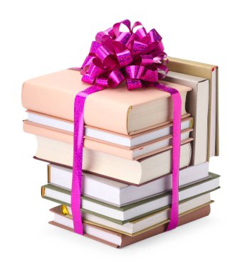 Mor yaylı kitap yığını beyaza izole edilmiş bir hediye olarak.