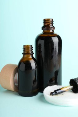 Konik iyot, pamuk pedler ve açık mavi arkaplanda yapıştırıcı bandaj.