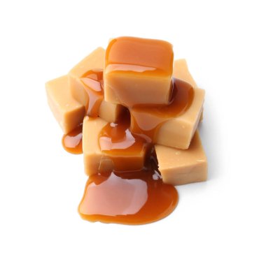 Karamel soslu lezzetli şekerler beyaza izole edilmiş.