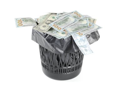 Çöp kutusundaki banknotlar beyaza izole edilmiş.