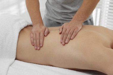 Klinikte hastayla çalışan masaj terapisti.