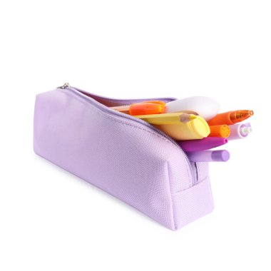 Beyaz üzerine izole edilmiş farklı kırtasiyeye sahip kalem kutusu