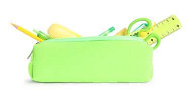 Beyaz üzerine izole edilmiş kalem kutusundaki farklı kırtasiye