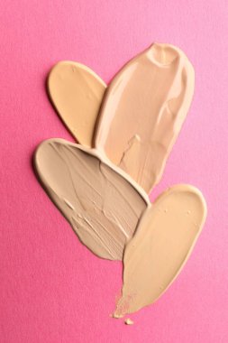 Pembe arka plan temeli, üst manzara. Kozmetik ürün kokuları