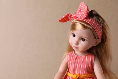 Açık kahverengi arka planda saç bandı olan güzel bir bebek, yakın plan. Metin için boşluk