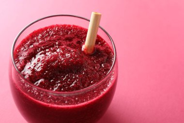 Pembe arka planda cam kaplı taze pancar püresi, yakın plan. Metin için boşluk