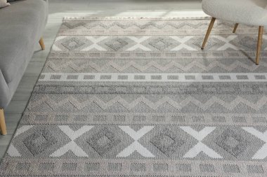 Oturma odasında yerde desenli yumuşak bir halı.