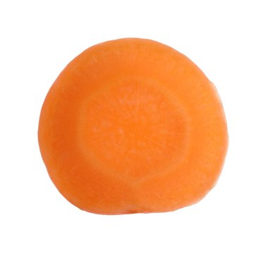 Beyaz üzerine izole edilmiş taze olgun havuç dilimi.