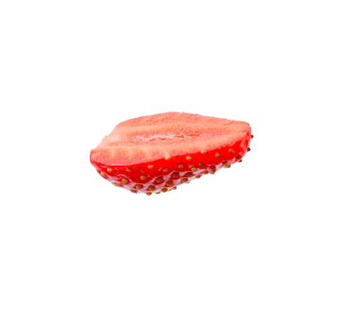 Olgun çilek parçası beyaza izole edilmiş.