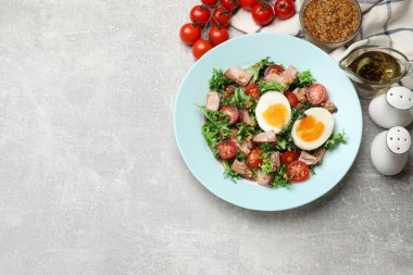 Lezzetli taze ton balığı salatası ve gri desenli masa üzerindeki malzemeler, düz yatak. Metin için boşluk