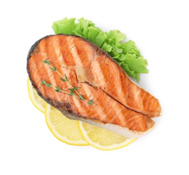 Limonlu ızgara somon bifteği, marul ve kekik beyaza izole edilmiş.