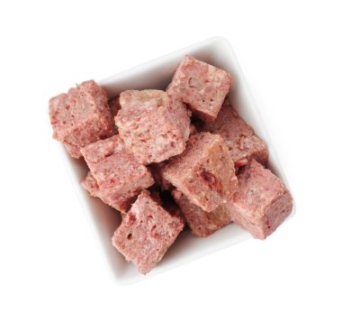 Kasede konserve et, beyazda izole, üst manzara.