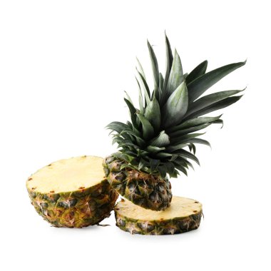 trozos de piña madura aislado en blanco