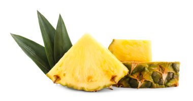 Beyaz üzerine izole edilmiş olgun ananas ve yeşil yapraklar.