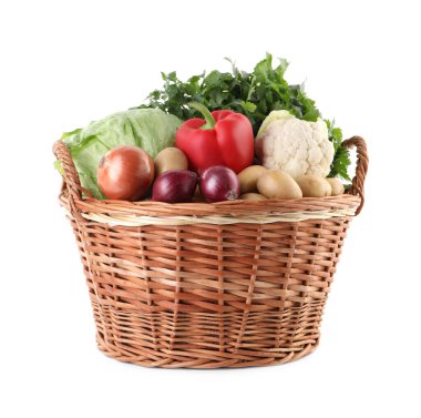 Hasır sepetin içindeki farklı olgun sebzeler beyaza izole edilmiş.