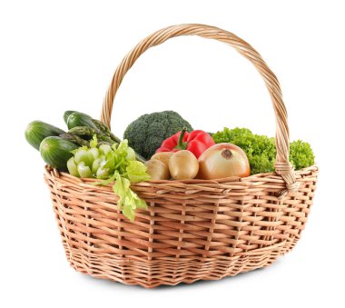 Hasır sepetteki farklı taze sebzeler beyaza izole edilmiş.