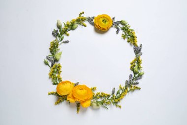 Beyaz arkaplanda güzel çiçeklerden yapılmış çerçeve, metin için yeri olan düz bir çerçeve. Çiçek bileşimi