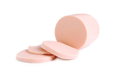 Lezzetli haşlanmış sosis parçaları beyazda izole edilmiş.