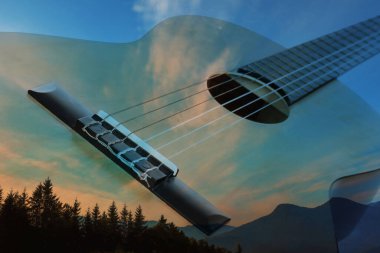Akustik gitar ve güzel dağ manzarası, çift pozlama. Müziğin ilham verici ya da rahatlatıcı gücü