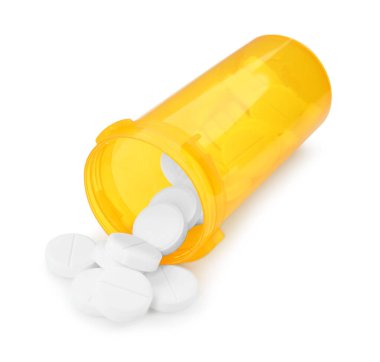 Beyaza izole edilmiş antibiyotik hapları olan tıbbi bir şişe.