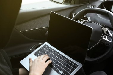 Aracın içindeki dizüstü bilgisayarla araba hackleme sistemi, yakın plan.