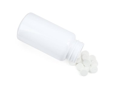 Üzerinde antibiyotik hapları olan ilaç şişesi beyaza izole edilmiş.