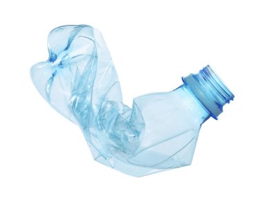 Kırışmış bir plastik şişe beyaza izole edilmiş.