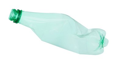 Kırışmış bir plastik şişe beyaza izole edilmiş.