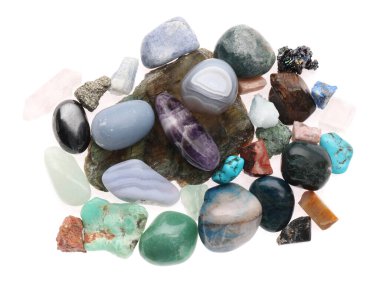 Farklı doğal mineral taşları yığını beyaz, üst görünümde izole