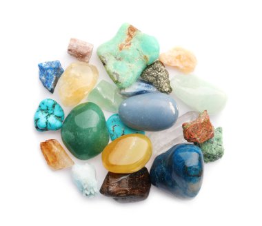 Farklı doğal mineral taşları yığını beyaz, üst görünümde izole